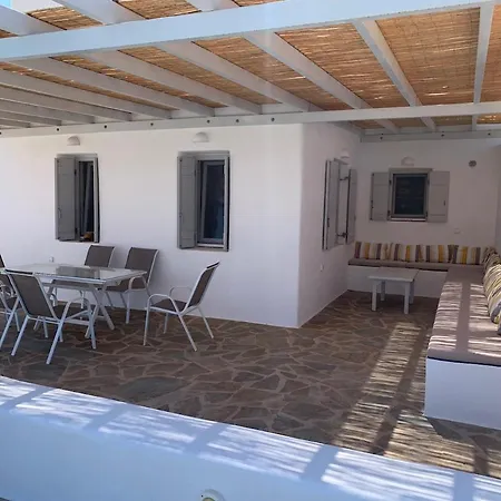 White And Grey Villas: Spacious 1 Bed With Shared Pool And Sea View דירה
