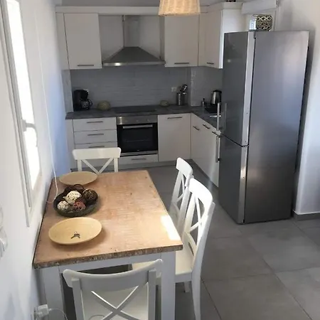 White And Grey Villas: Spacious 1 Bed With Shared Pool And Sea View דירה *
