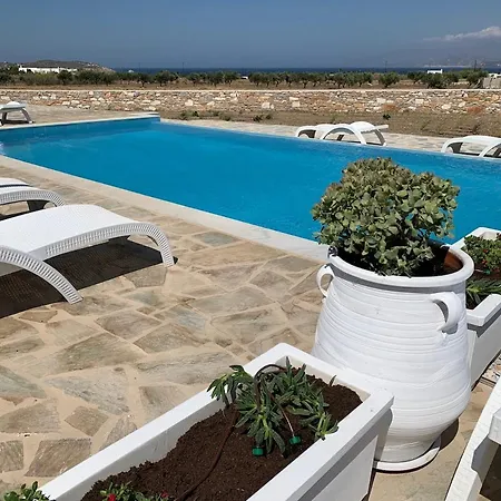 White And Grey Villas: Spacious 1 Bed With Shared Pool And Sea View