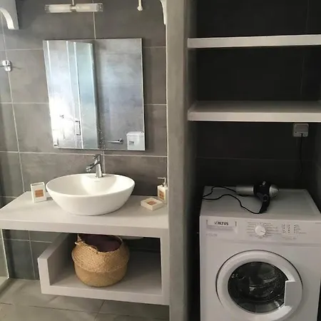 דירה White And Grey Villas: Spacious 1 Bed With Shared Pool And Sea View פארוס