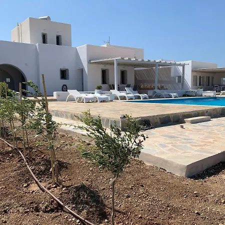 White And Grey Villas: Spacious 1 Bed With Shared Pool And Sea View *