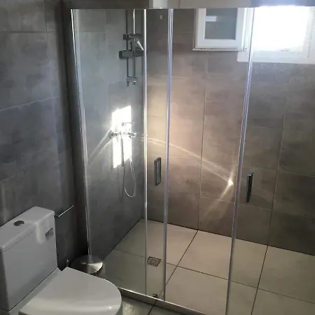 White And Grey Villas: Spacious 1 Bed With Shared Pool And Sea View דירה *
