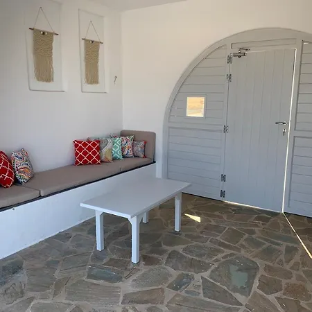 White And Grey Villas: Spacious 1 Bed With Shared Pool And Sea View דירה