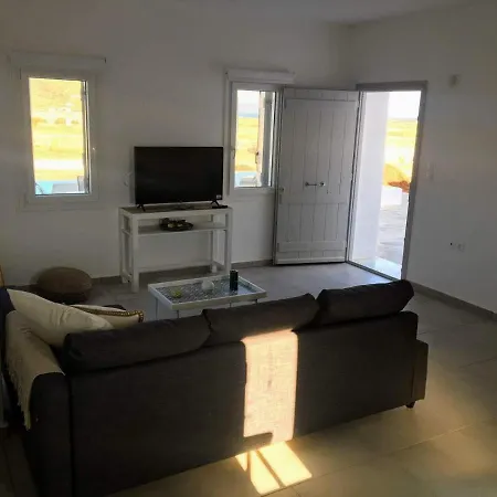 White And Grey Villas: Spacious 1 Bed With Shared Pool And Sea View דירה *