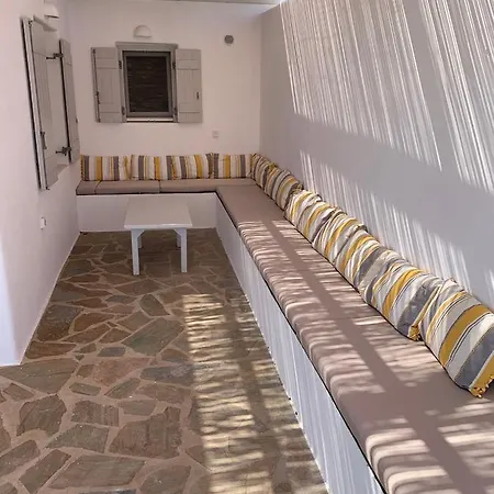 White And Grey Villas: Spacious 1 Bed With Shared Pool And Sea View