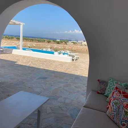 White And Grey Villas: Spacious 1 Bed With Shared Pool And Sea View Апартаменты Парос