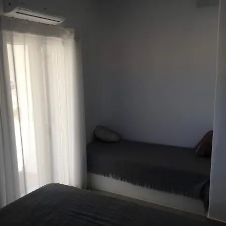 White And Grey Villas: Spacious 1 Bed With Shared Pool And Sea View Парос