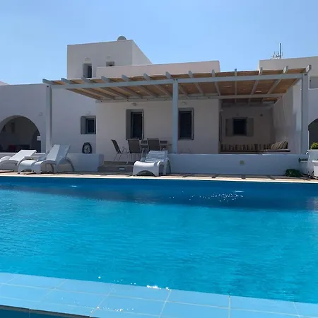 White And Grey Villas: Spacious 1 Bed With Shared Pool And Sea View Парос