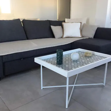 White And Grey Villas: Spacious 1 Bed With Shared Pool And Sea View Апартаменты *