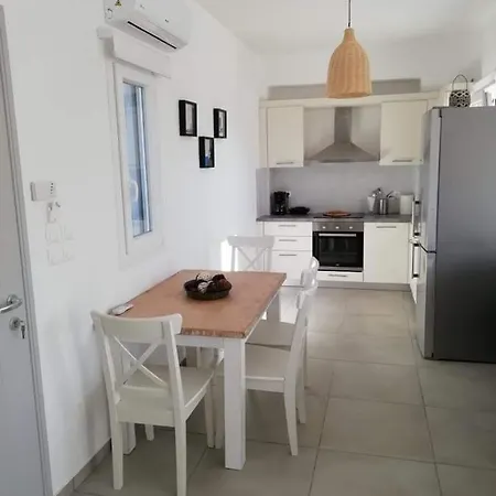 White And Grey Villas: Spacious 1 Bed With Shared Pool And Sea View Апартаменты *